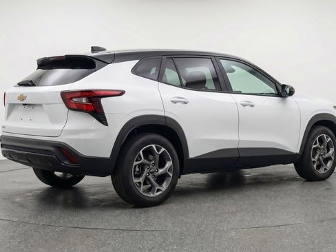 Used 2025 Chevrolet Trax LT image 9