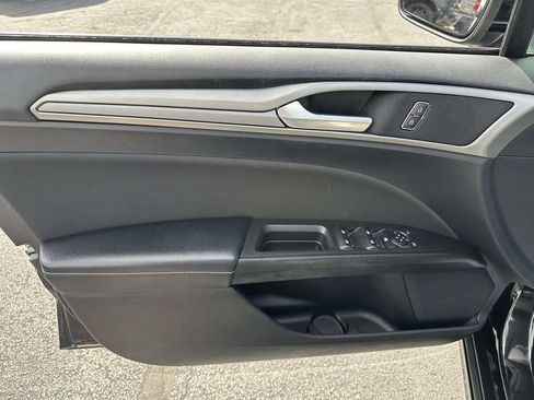 Used 2020 Ford Fusion SE FWD image 9