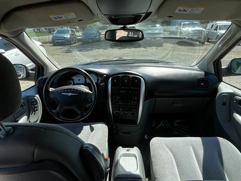 Used 2006 Chrysler Town & Country Touring FWD image 12