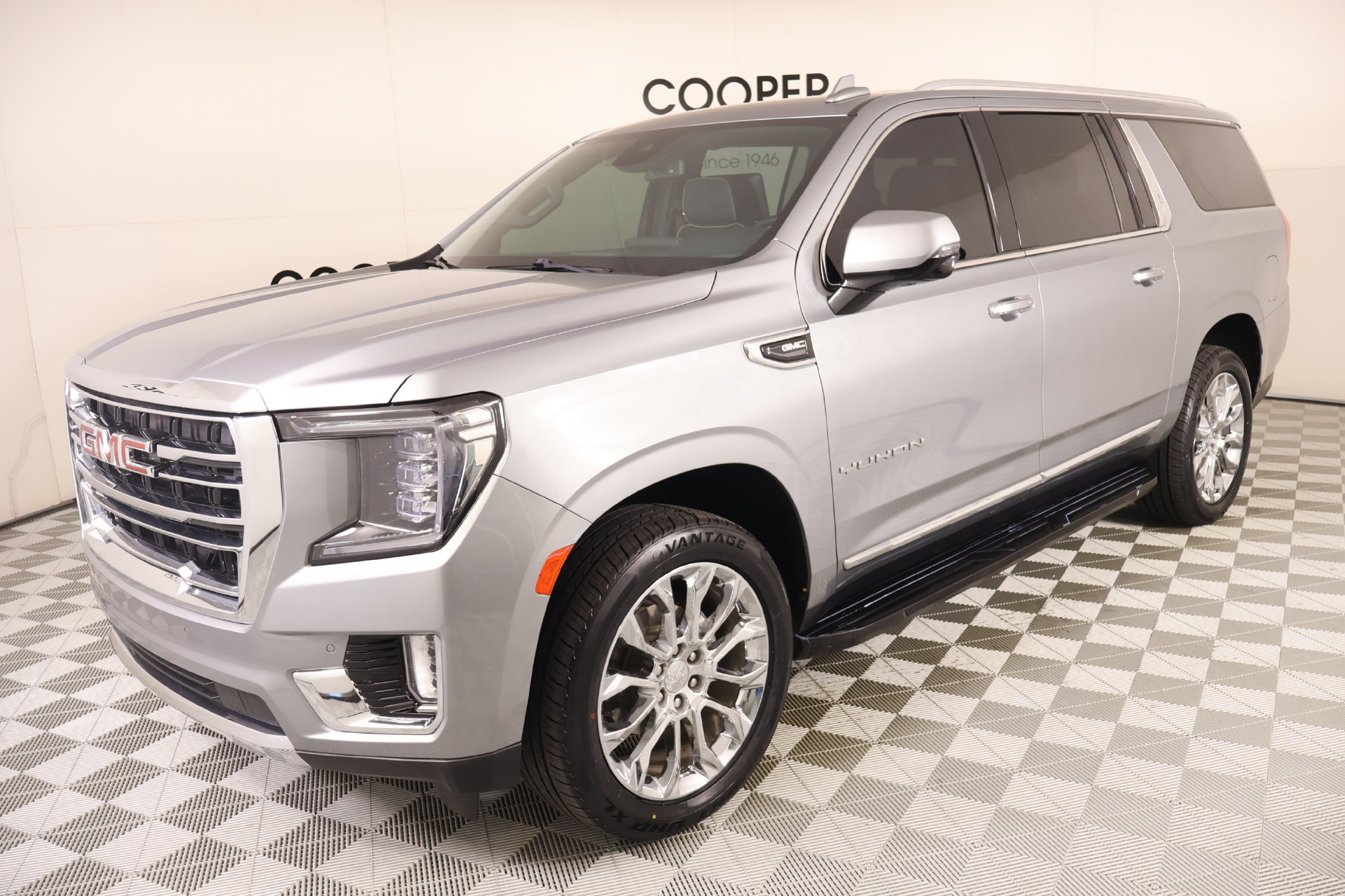 Used 2024 GMC Yukon XL SLT w/ SLT Luxury Package AWD/4WD image 10