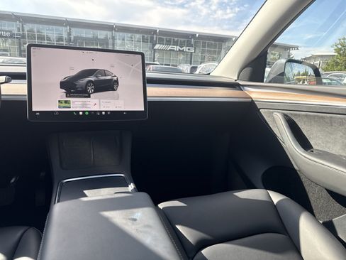 Used 2023 Tesla Model Y Long Range AWD/4WD image 19