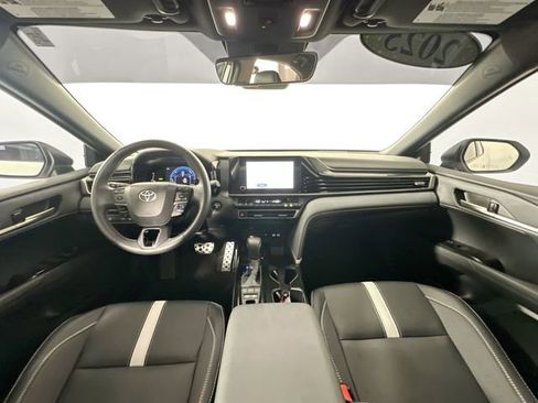Used 2025 Toyota Camry SE w/ Convenience Package FWD image 3
