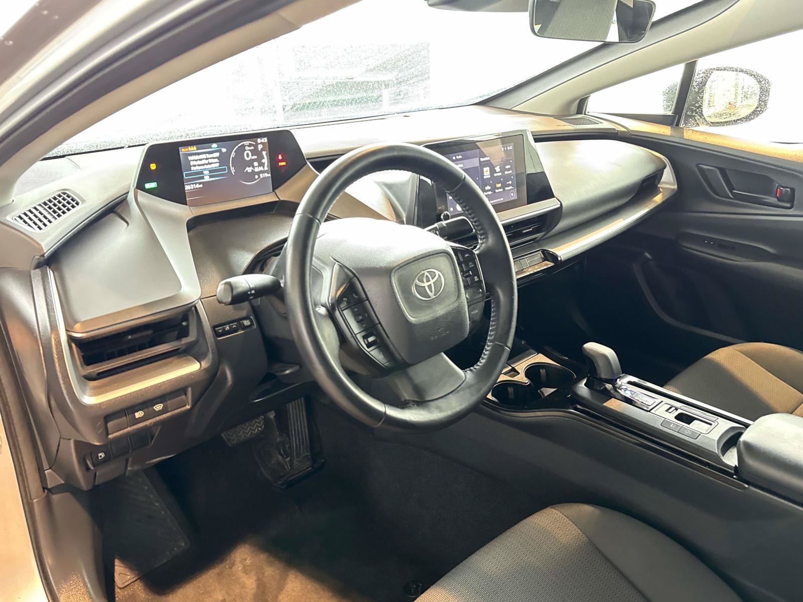 Used 2025 Toyota Prius LE FWD image 10