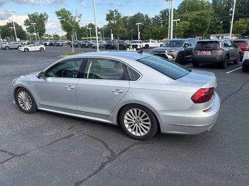 Used 2017 Volkswagen Passat 1.8T SE FWD image 2