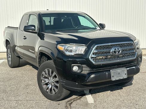 Used 2017 Toyota Tacoma SR5 AWD/4WD image 10