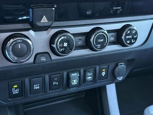 Used 2018 Toyota Tacoma TRD Off-Road image 27