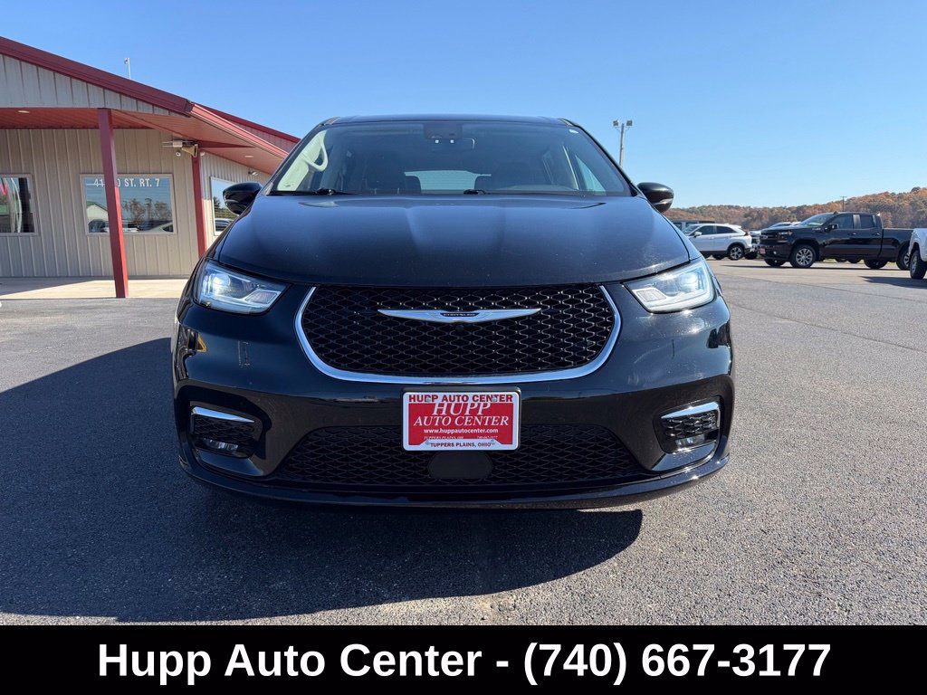 Used 2024 Chrysler Pacifica Touring-L FWD image 2