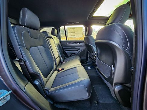 New 2025 Jeep Grand Cherokee Laredo X w/ Luxury Tech Group I image 37