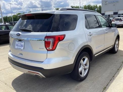 Used 2017 Ford Explorer XLT w/ Equipment Group 202A AWD/4WD image 11