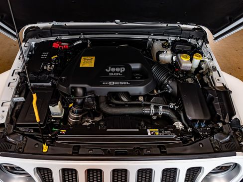 Used 2020 Jeep Wrangler Unlimited Sahara image 32