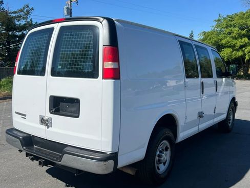 Used 2014 Chevrolet Express 2500 Van 3D image 5