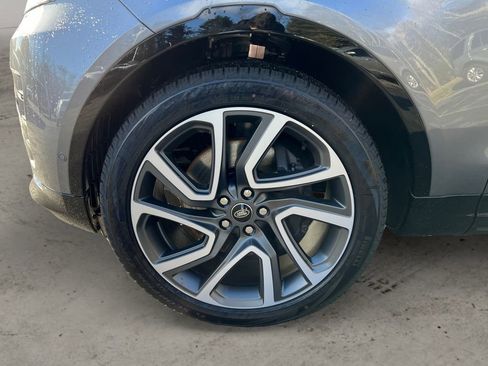 New 2025 Land Rover Discovery Dynamic SE image 9