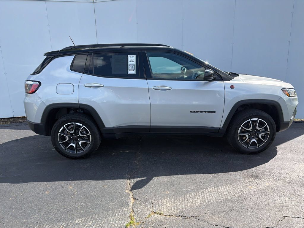 Used 2025 Jeep Compass Trailhawk AWD/4WD image 2
