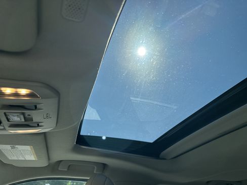 Used 2021 Toyota Highlander XLE AWD/4WD image 28
