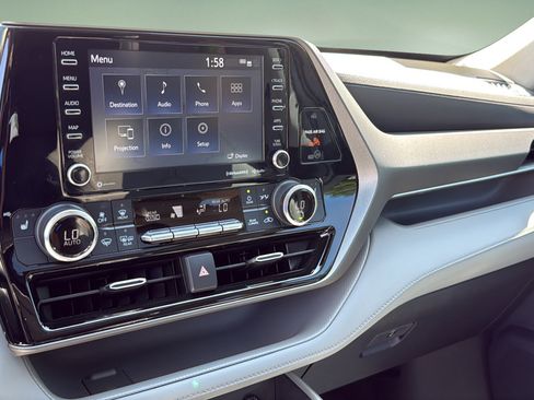 Used 2022 Toyota Highlander XLE FWD image 28