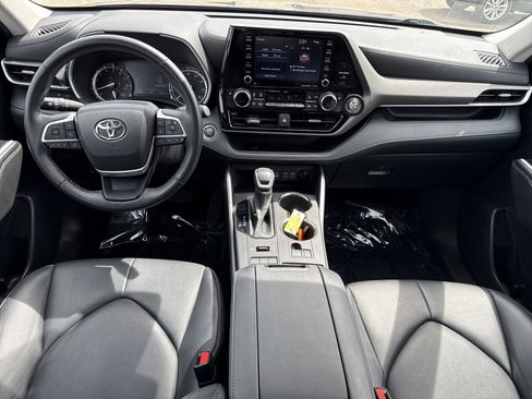Used 2022 Toyota Highlander XLE image 19