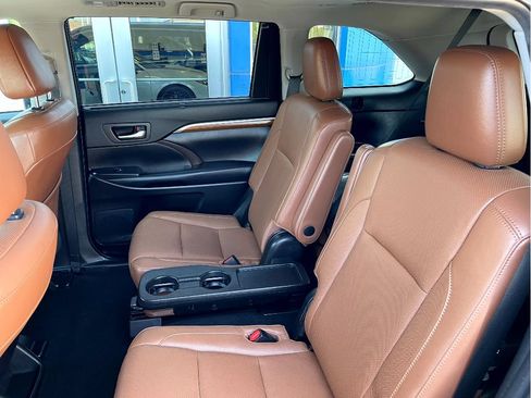 Used 2019 Toyota Highlander Limited Platinum AWD/4WD image 10