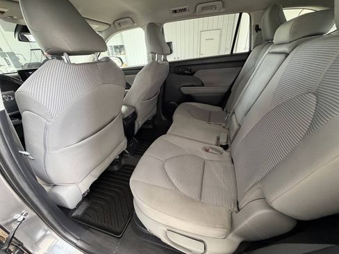 Used 2021 Toyota Highlander LE AWD/4WD image 25