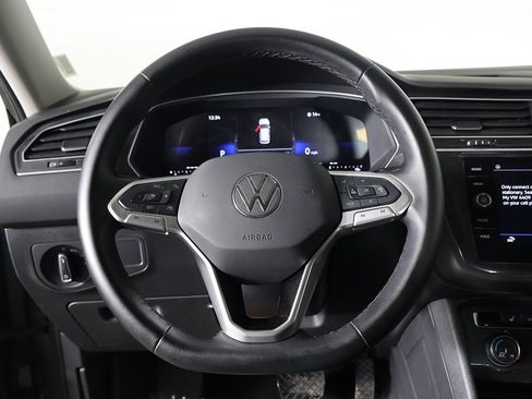 Used 2024 Volkswagen Tiguan SE image 38