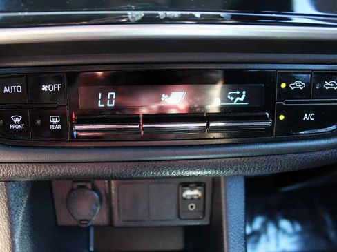 Used 2019 Toyota Corolla LE FWD image 21