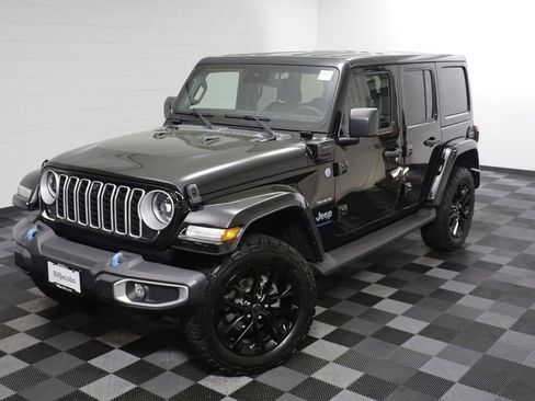 Used 2024 Jeep Wrangler Unlimited Sahara w/ Technology Group AWD/4WD image 2