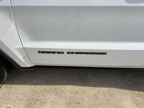 Used 2018 Jeep Grand Cherokee Laredo RWD image 28