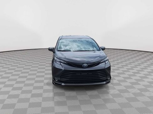 Used 2025 Toyota Sienna XLE w/ XLE Plus Package FWD image 3