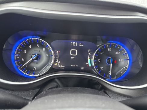 Used 2025 Chrysler Pacifica Select image 14