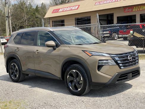 Used 2024 Nissan Rogue SV w/ SV Premium Package image 3