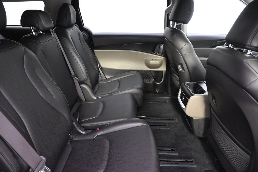 Used 2025 Kia Carnival FWD image 18