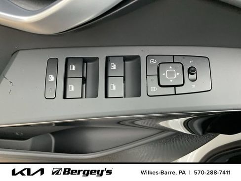 Certified 2023 Kia Niro EX FWD image 4