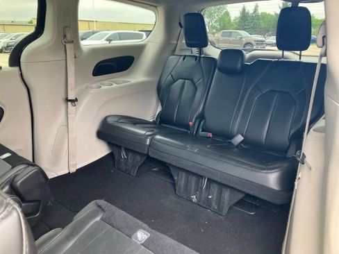 Used 2023 Chrysler Pacifica Touring-L FWD image 15