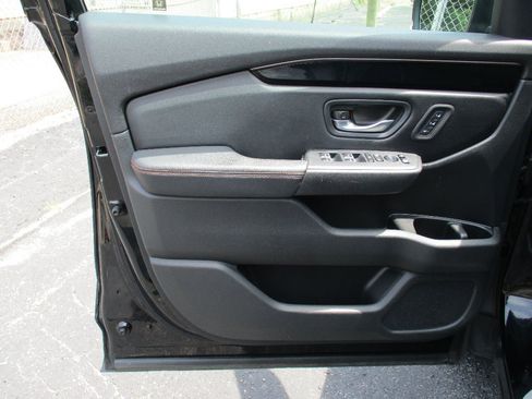 Used 2025 Honda Pilot TrailSport image 14