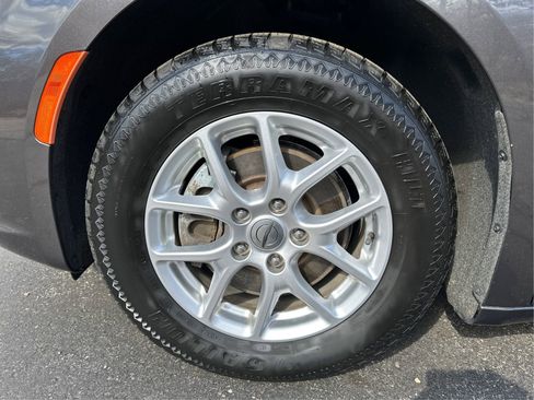 Used 2023 Chrysler Pacifica Touring-L FWD image 24