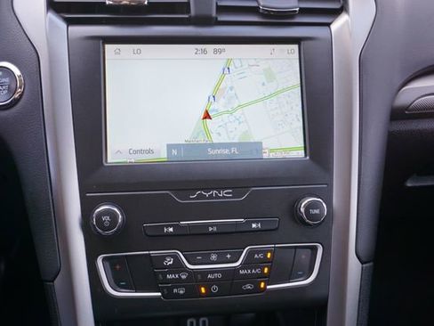 Used 2020 Ford Fusion SE image 4