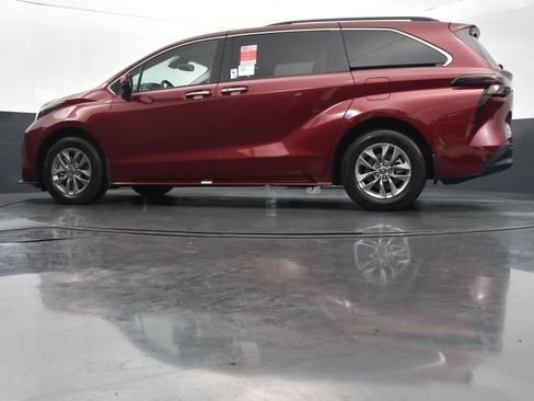 Used 2026 Toyota Sienna XLE FWD image 37