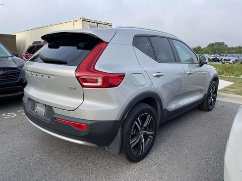 Used 2023 Volvo XC40 B4 Core w/ Convenience Package FWD image 4