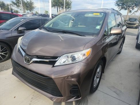 Used 2019 Toyota Sienna LE image 4
