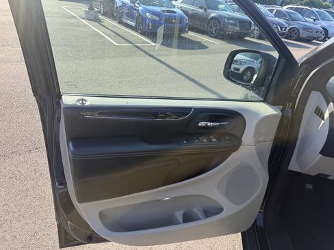 Used 2019 Dodge Grand Caravan SXT FWD image 16