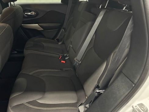Used 2017 Jeep Cherokee Latitude FWD image 9
