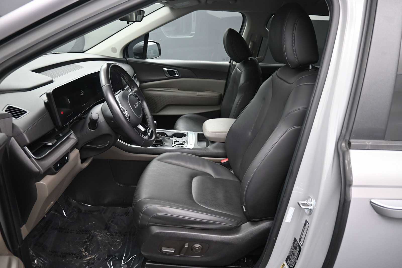 Used 2025 Kia Carnival EX FWD image 18