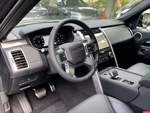 New 2026 Land Rover Discovery Limited Edition image 5