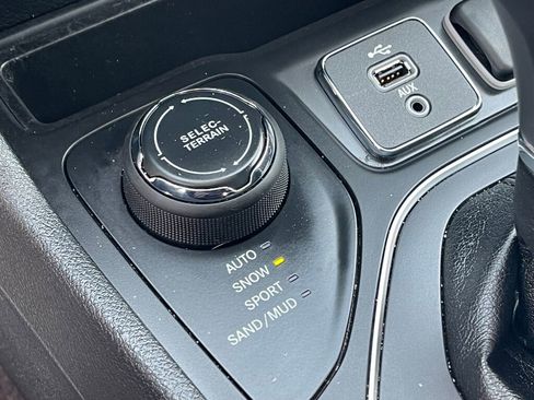 Used 2019 Jeep Cherokee Latitude Plus w/ Comfort/Convenience Group image 11