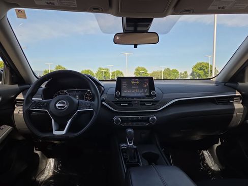 Used 2025 Nissan Altima 2.5 SV FWD image 18