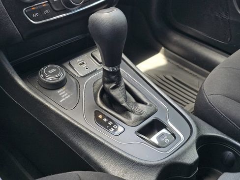 Used 2019 Jeep Cherokee Latitude w/ Popular Appearance Group AWD/4WD image 26
