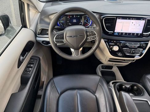 Used 2024 Chrysler Pacifica Select image 20