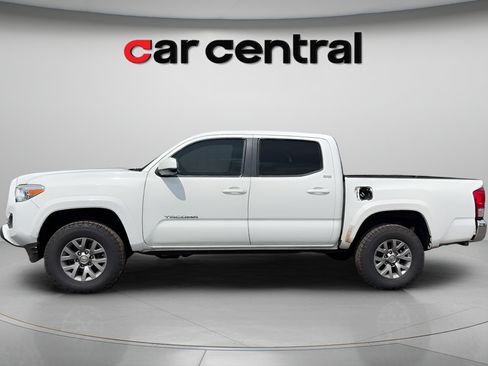 Used 2017 Toyota Tacoma SR5 w/ Tow Package AWD/4WD image 2