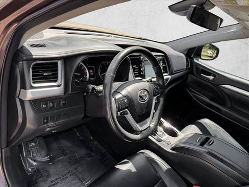 Used 2018 Toyota Highlander XLE AWD/4WD image 11
