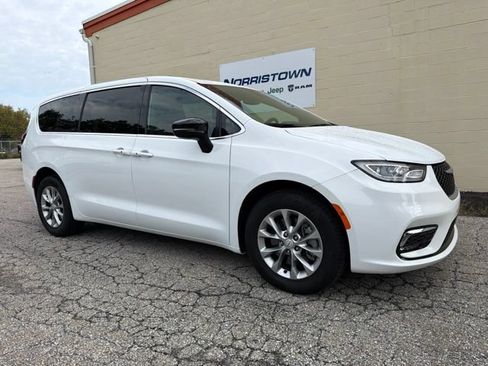 Used 2026 Chrysler Pacifica Select AWD/4WD image 2