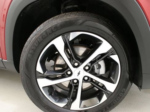 Used 2025 Chevrolet Trax RS w/ Driver Confidence Package FWD image 30